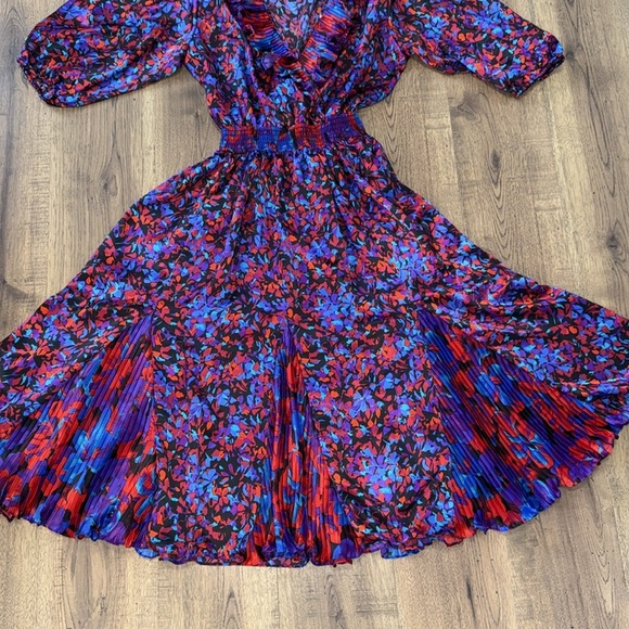 ASSORTI Floral V-Neck Dress in Red and Blue - Picture 4 of 13